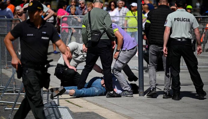 Стреляли из толпы: фото и новые подробности покушения на премьера Словакии