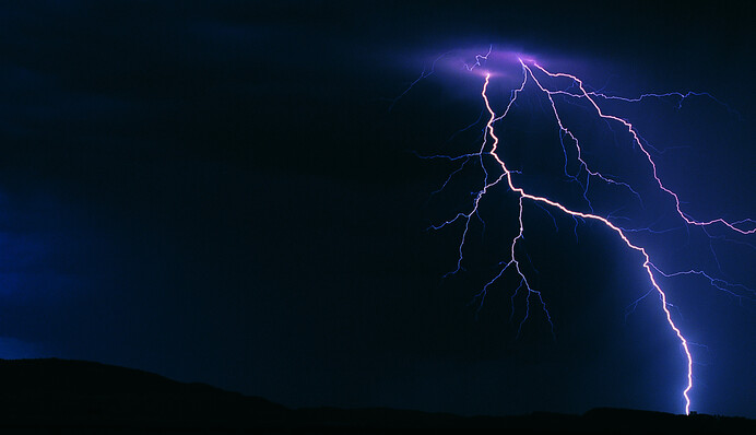Молния попала в самолет, пролетавший над Эйфелевой башней в Париже: момент показали на фото