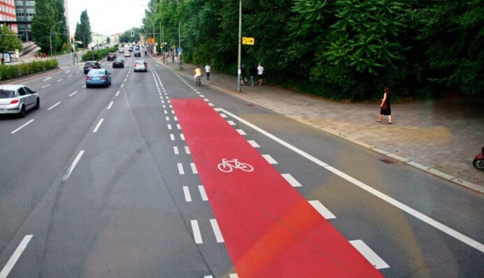 У Львові стався конфлікт велосипедистки з поліцією: дівчину з відділку забрала швидка. Відео