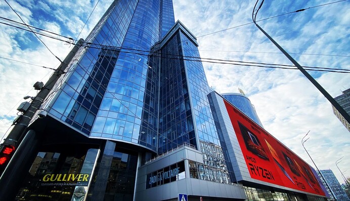 Економія? Не чули! В Києві під час блекауту сяяв рекламою 