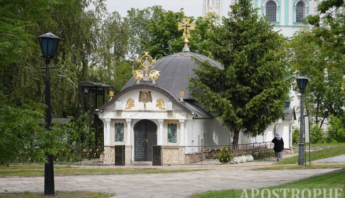 Работают бульдозеры: в Киеве сносят "церковь"-МАФ возле Десятинной. Фото и видео