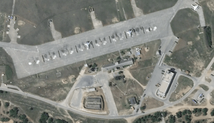 Есть попадания в самолеты: спутниковые фото последствий атаки на авиабазу Бельбек