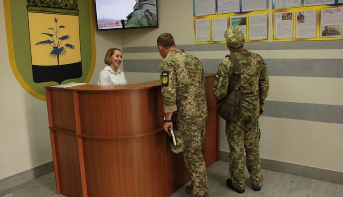 Корисне засідання: ТЦК роздав повістки депутатам прямо в залі