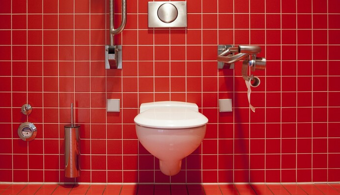 Видео дня: киевлянин подключил унитаз к повербанку из-за отсутствия света