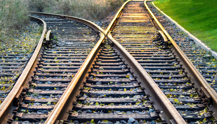 Окупанти продовжують будувати колію 