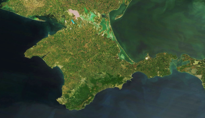 ​В Крыму прогремели мощные взрывы: сообщают об ударе по кораблю