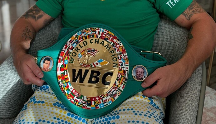 Абсолютный результат: Усик показал новые трофеи