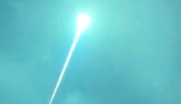 Огромный голубой шар: в Португалии зафиксировали падение метеорита. Видео