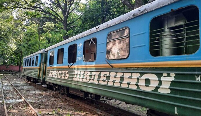 В Харькове в результате обстрела повреждена детская железная дорога. Ужасные кадры