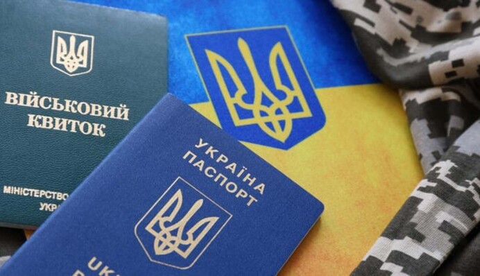 Без військового квитка більше нікуди: українцям за кордоном припинили видачу документів