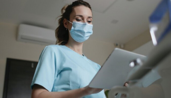 Женщины-медики и фармацевты должны стать на военный учет, чтобы работать - постановление