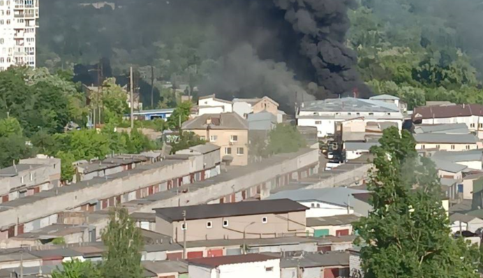 В Киеве произошел мощный пожар на СТО: фото и видео
