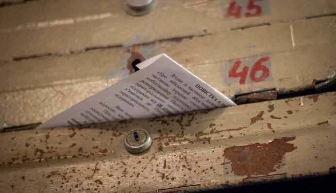 Видача повісток за новими правилами: хто має право, процедури вручення та відмови