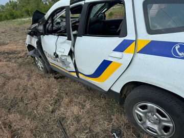 У Вовчанську російський дрон підірвав авто поліцейських, які їхали на евакуацію цивільних. Фото