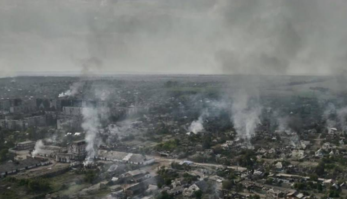 Жуткие кадры из Волчанска: на улицах лежат тела убитых россиянами мирных жителей