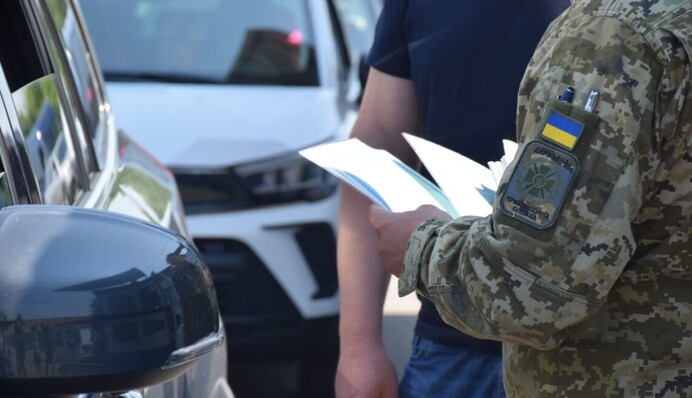 У кого из мужчин на границе не проверяют военно-учетные документы: в ГПСУ назвали пять категорий