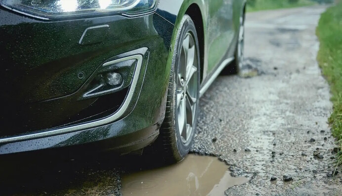 Як зберегти авто під час їзди поганими дорогами: поради, що врятують життя водіїв
