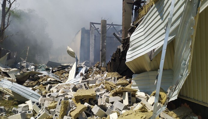 У Харкові триває розбір завалів: фото, відео і всі подробиці масованого удару