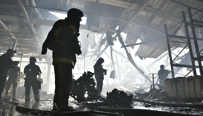 Росіяни влучили у Харкові у типографію: моторошні кадри