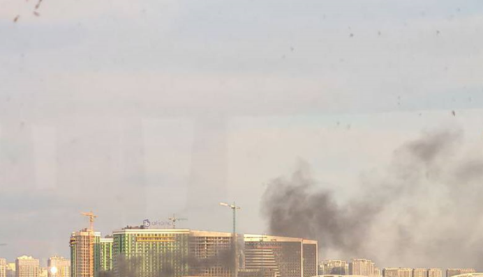 В Києві спалахнула пожежа біля одного з гіпермаркетів: в небо валить чорний дим. Фото і відео