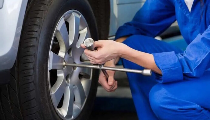 Можно ли смазывать колесные гайки и болты авто: ответ удивит водителей