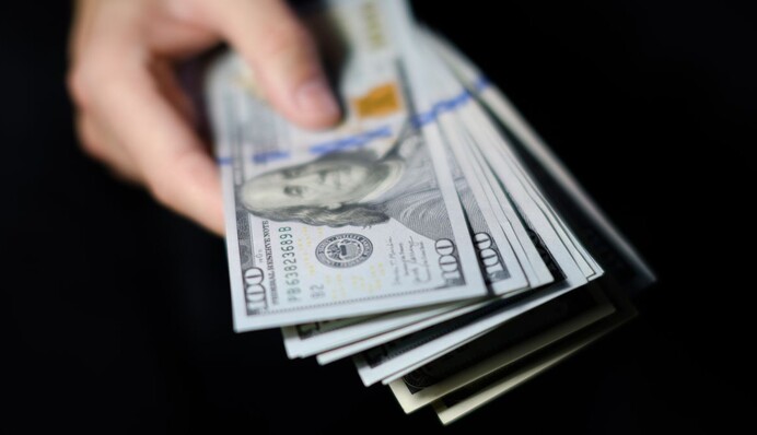 Долар перед вихідними побив історичний рекорд