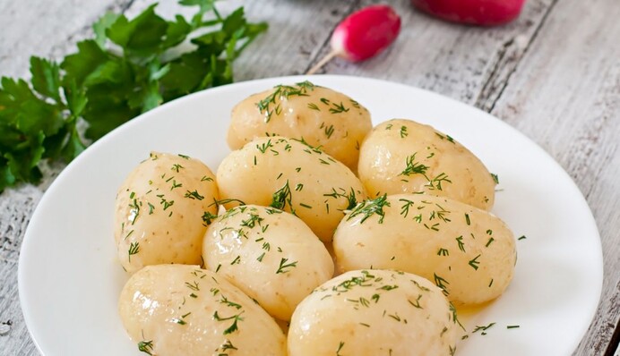 Секреты хозяйкам: как почистить молодой картофель без ножа