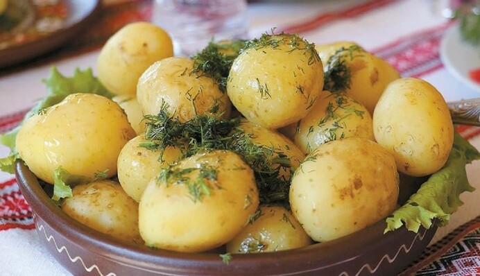 Весенний суперфуд: диетолог удивил фактами о пользе молодого картофеля