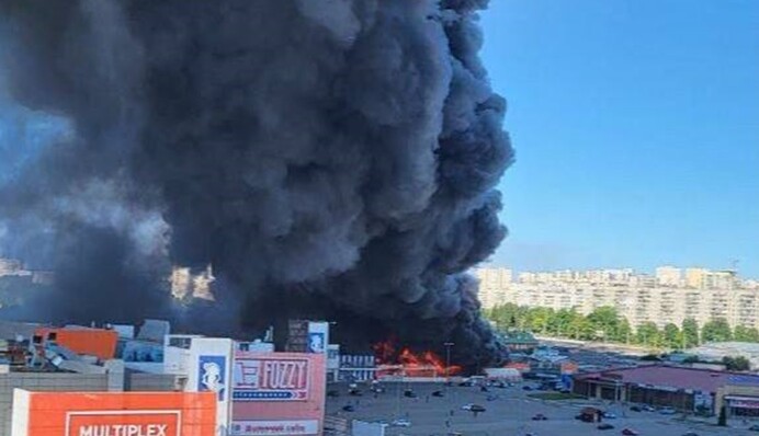 Россияне атаковали гипермаркет в Харькове, много раненых и пропавших без вести. Фото и видео