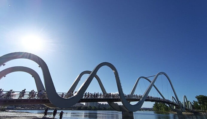 Настоящее украшение столицы: тысячи киевлян пришли увидеть уникальный мост-волну на Оболони. Фото