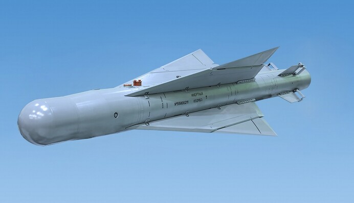 До Харкова не долетіла:  одна з російських бомб рознесла ТРЦ в Бєлгороді. Фото