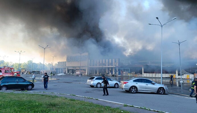 За секунду до трагедии: момент удара по харьковскому "Эпицентру" попал на видео