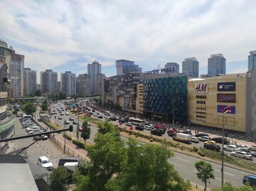 Прийшли сотні людей: в Києві проходить акція з вимогою звільнення українських полонених