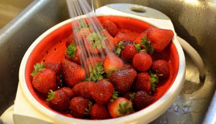 Ягоды не принесут вреда: как правильно мыть клубнику