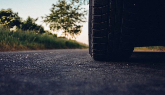 Яким має бути тиск у шинах влітку: поради водіям авто