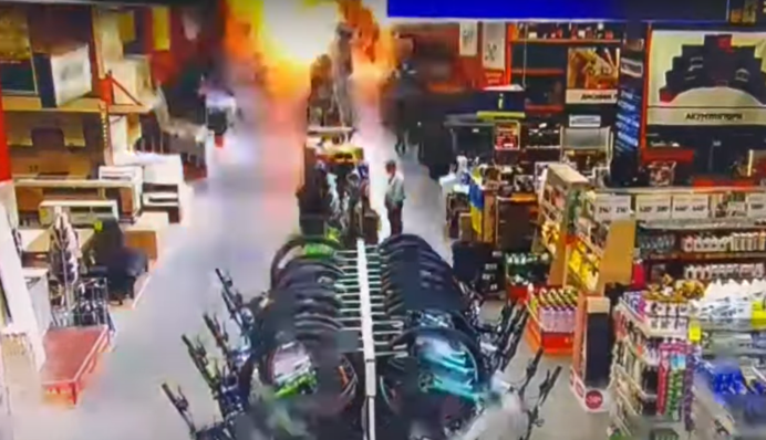 Кровавый удар по "Эпицентру" в Харькове: жуткие кадры с камер наблюдения