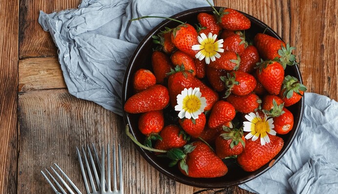 Сладкие и крупные ягоды: как правильно поливать клубнику