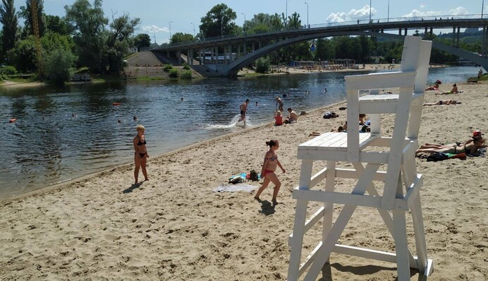 Понежиться на солнышке не удастся? Откроют ли в Киеве пляжный сезон
