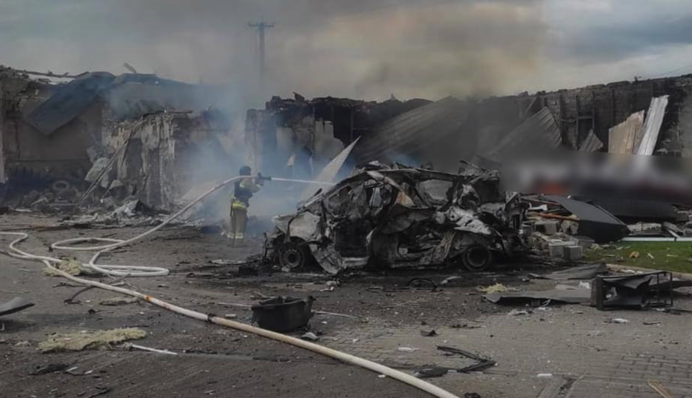 Росіяни вдарили ракетою по автомийці на Миколаївщині: двоє загиблих, постраждали підлітки. Фото