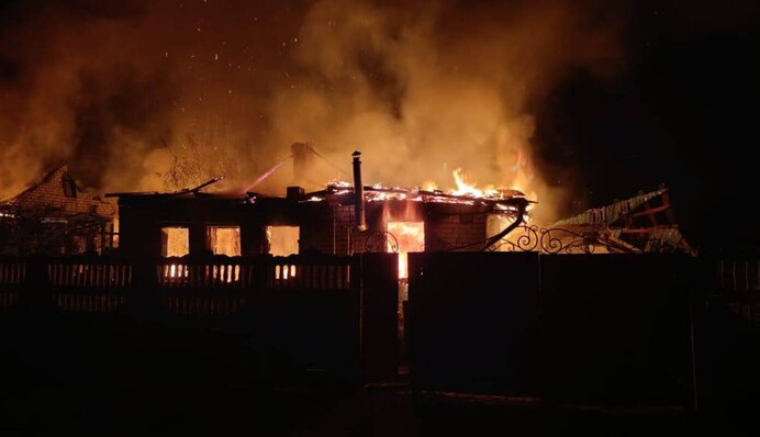 Ворог вдарив по Боровій на Харківщині, спалахнули сильні пожежі. Фото