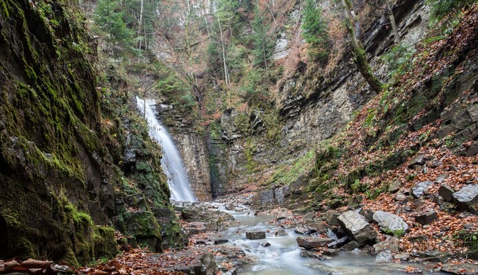 Вабив туристів ще 300 років тому: як дістатися до Манявського водоспаду, що є одним з найвищих в Україні