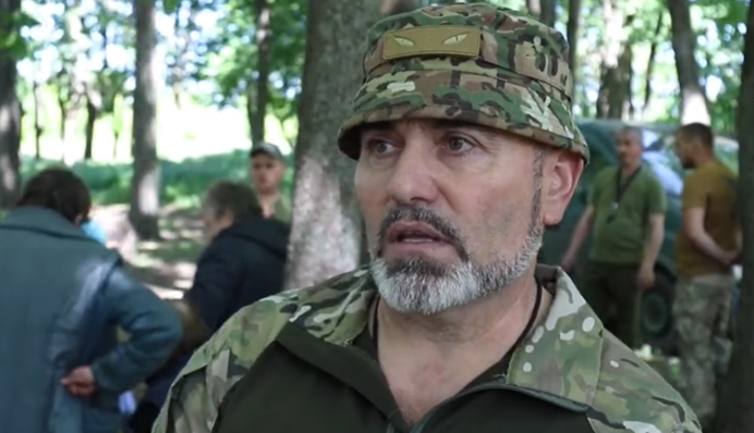 Убегали с оккупированной территории с белым флагом: морпехи показали видео спасения жителей Волчанска