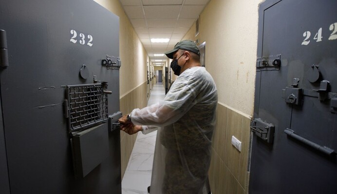 Жертвами ставали всі: ДБР викрило масштабні  катування в’язнів в українських колоніях