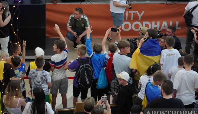 Збірна України зустрілась з уболівальниками перед Євро-2024. Фоторепортаж