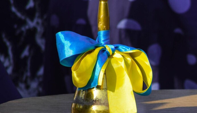 Останній дзвоник 2024: гарні листівки та привітання для вчителів