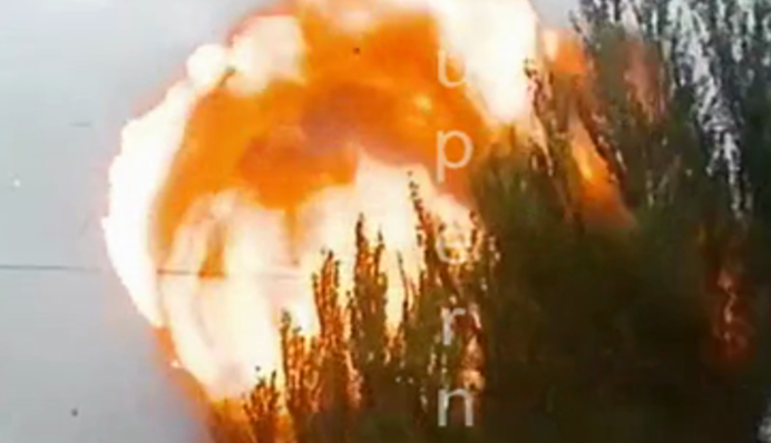 В здании могли быть военные: видео момента прилета в Донецке