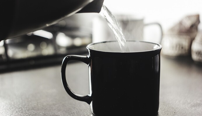 Чем отмыть чашку от налета чая и кофе: поможет 