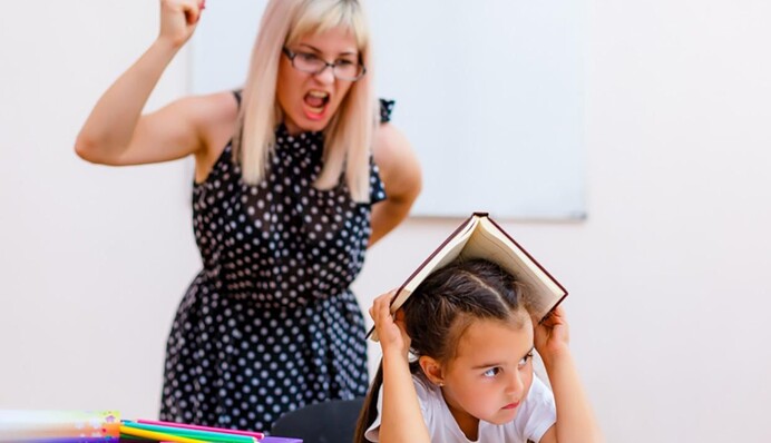 Вчитель називає учнів 