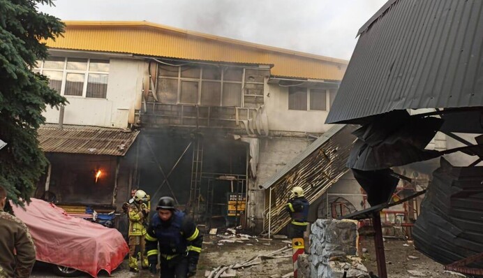 Уничтожены здания и авто: фото последствий ночного удара по Киеву