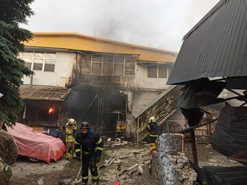 Знищено будівлі та авто: фото наслідків нічного удару по Києву